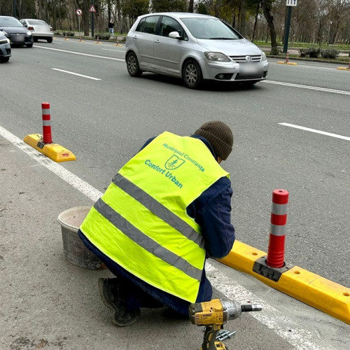 Continuă montarea separatorilor de trafic pe bulevardul Alexandru Lăpușneanu din Constanța