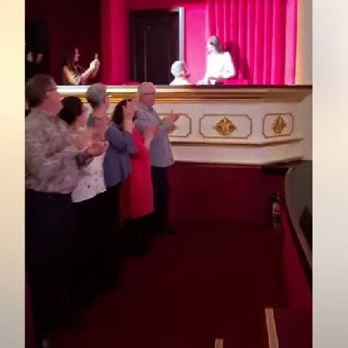 O cerere în căsătorie surprinzătoare la teatrul din Botoșani