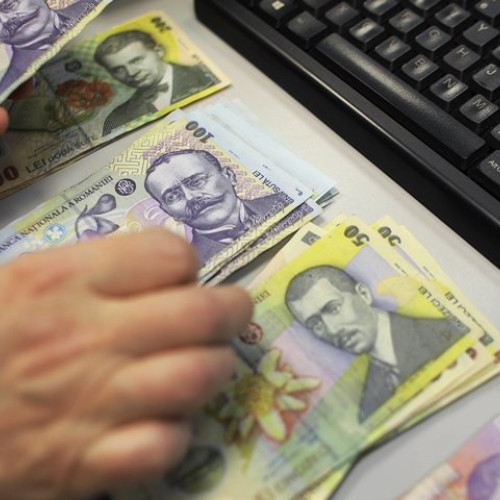 Guvernul ia în calcul înghețarea salariului minim în 2026