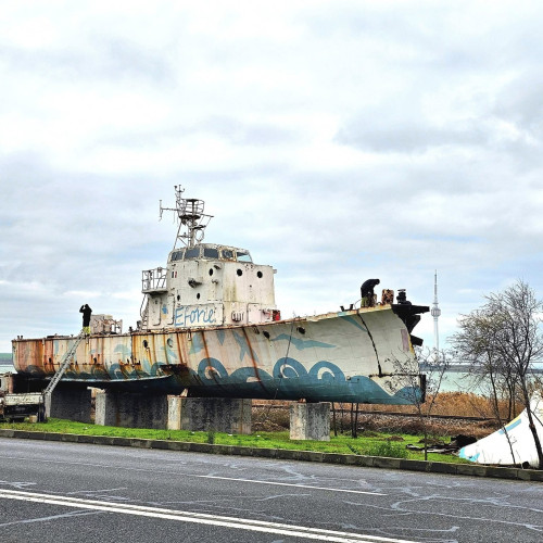 Un vaporaș între Eforie Nord și Eforie Sud, scos din apă și tăiat
