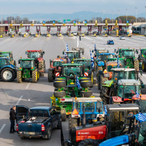 Fermierii greci blochează aeroporturi și frontiere în proteste naționale pentru subvenții