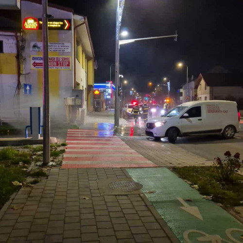 Accident rutier la Alba Iulia: mașină a lovit o țeavă de gaz pe strada Tudor Vladimirescu