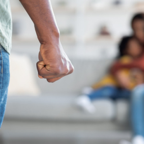 Trei bărbaţi din Teleorman reţinuţi pentru violenţă domestică în cazuri separate