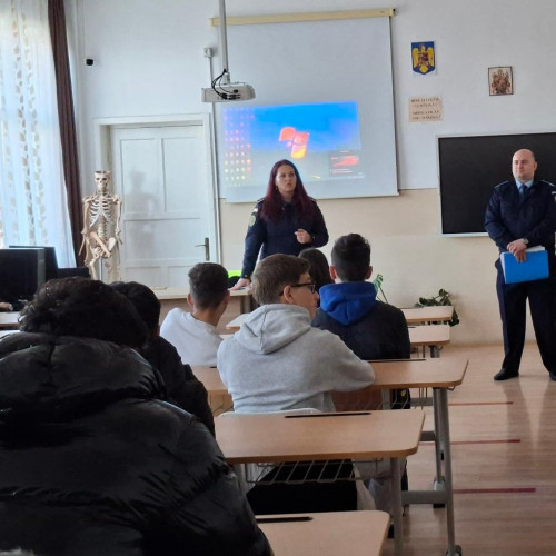 Jandarmii tulceni și polițiștii au susținut activități educative în școli pentru siguranța elevilor
