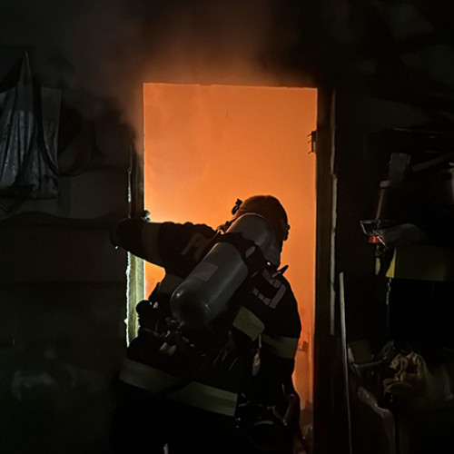 Incendiu puternic la o locuință din Mangalia, intervenție dificilă a pompierilor