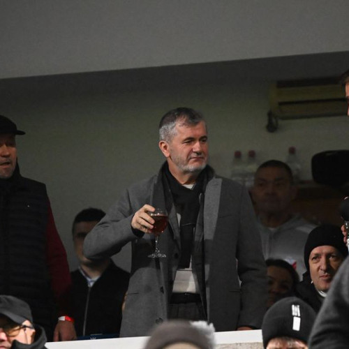 Valeriu Iftime surprins cu paharul de vin la meciul FC Botoșani - Rapid în Superliga