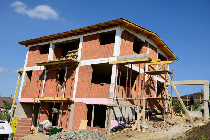 Scădere accentuată a numărului de locuințe finalizate în județul Olt în trimestrul al doilea din 2025