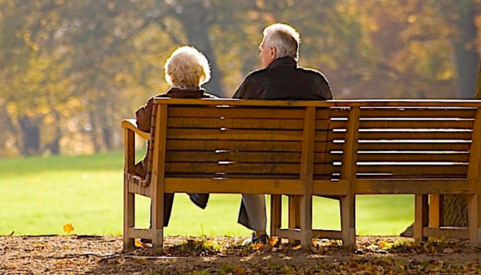 Brașov: pensionarii pot primi tichete sociale de 200 de lei pentru alimente de Crăciun