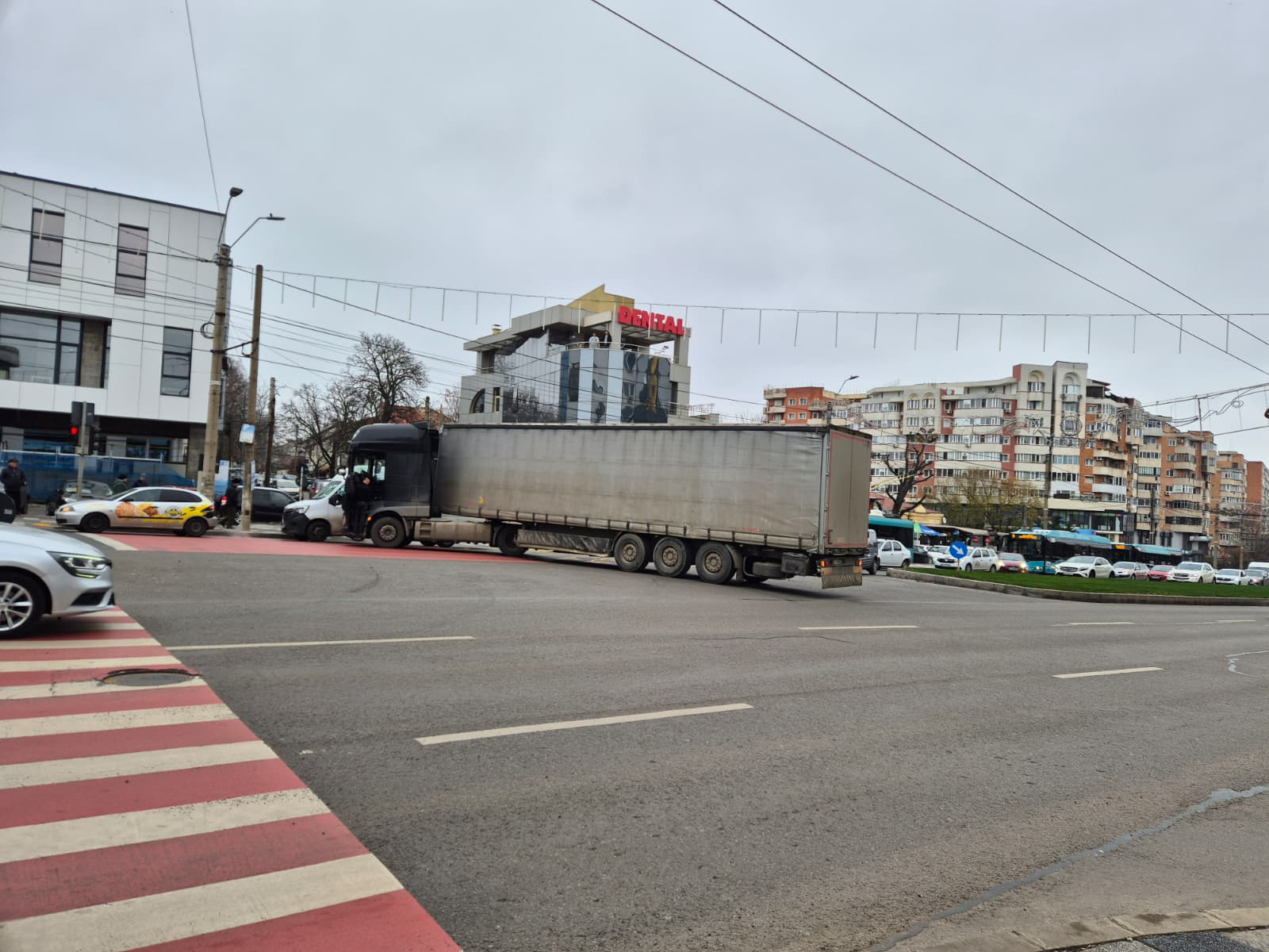 Autocamion blocat în intersecție la Galați îngreunează traficul local