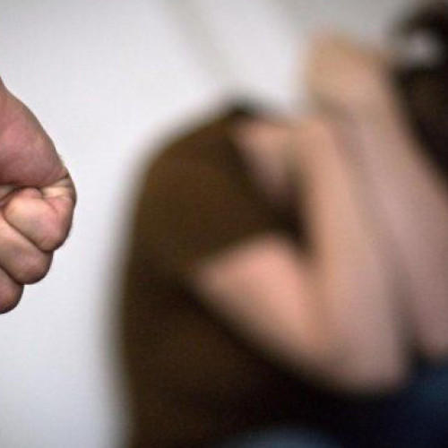 Un bărbat și o femeie din Vaslui, reținuți pentru șantaj și înscenarea unei lipiri de libertate