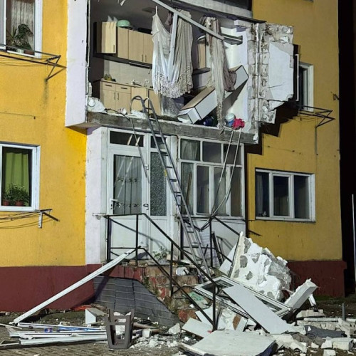 Explozie de butelie în Aleșd prăbușește balcon și rănește grav o femeie