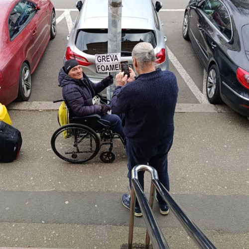 Bărbat în scaun cu rotile protestează în fața Judecătoriei Constanța