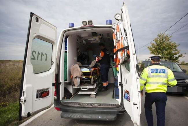 Accident între două mașini pe DN 69A, un șofer rănit și dus la spital