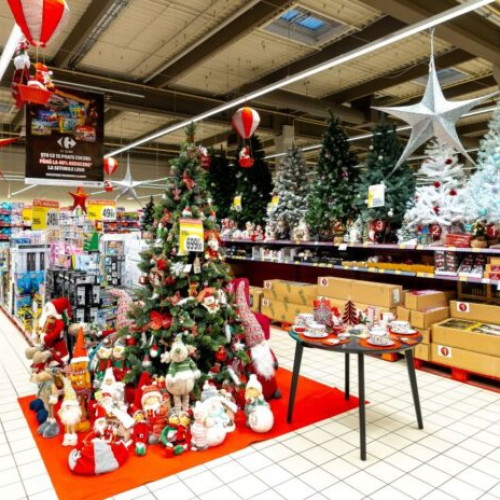 Aproape jumătate dintre români vor cheltui mai puțin de Crăciun în 2025