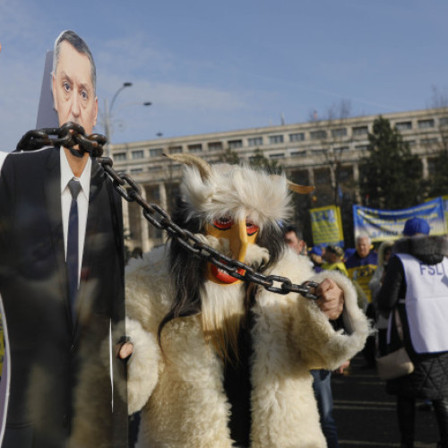 Profesorii protestează în Piața Victoriei cerând demiterea ministrului Educației