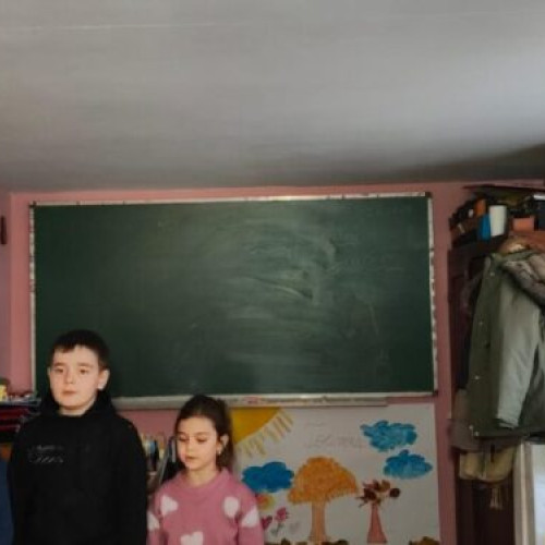 Profesora din Darabani predă simultan trei elevi într-un cătun din Suceava