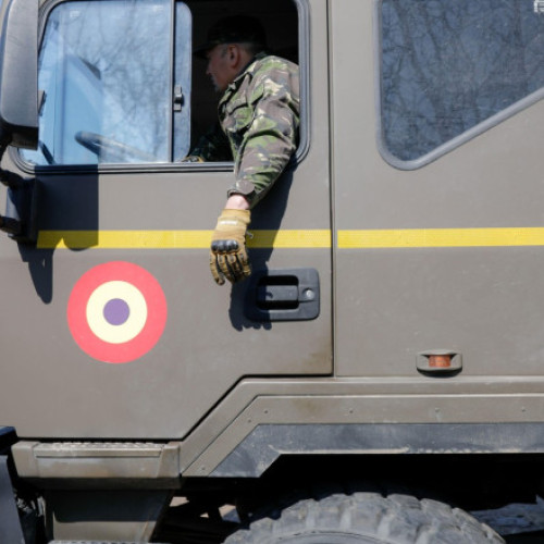 Patru tineri prinși în flagrant în timp ce furau combustibil dintr-un camion militar