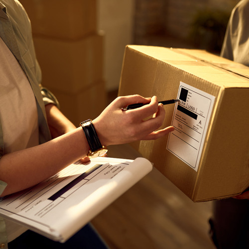 Guvernul introduce o taxă fixă pentru coletele din afara UE începând cu 2026