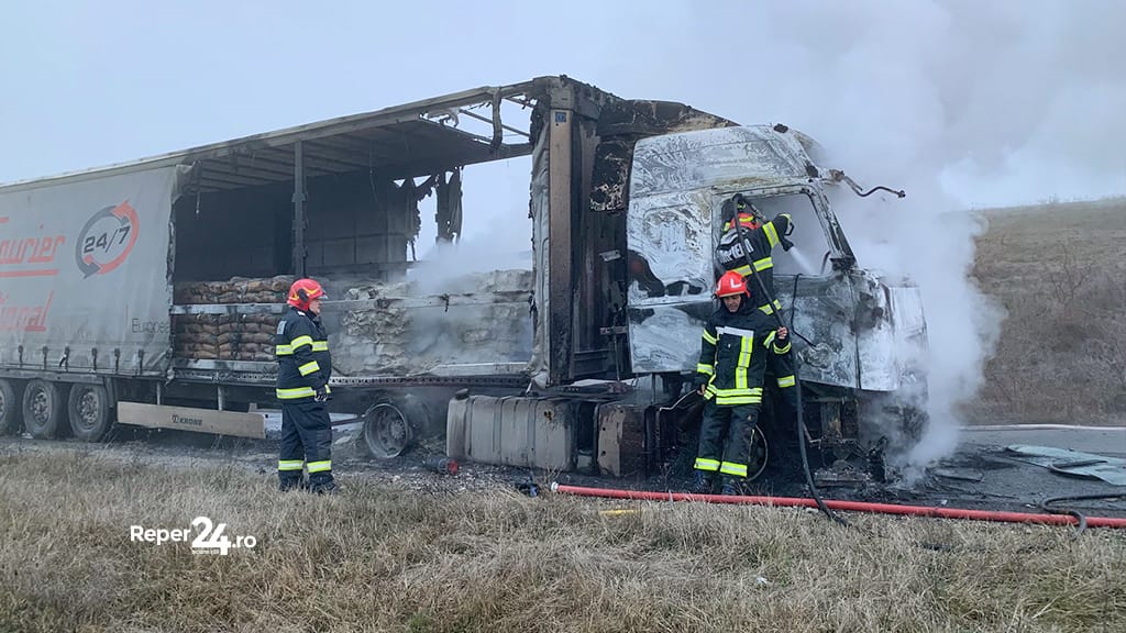 Incendiu la un autotren încărcat cu ciment, stins de pompierii militari