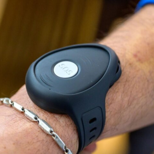 Fundația Diakónia oferă dispozitive de monitorizare vârstnicilor din Sfântu Gheorghe