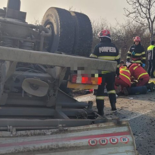 Autocamion răsturnat pe DN 15 E în Câmpenița, trafic complet blocat