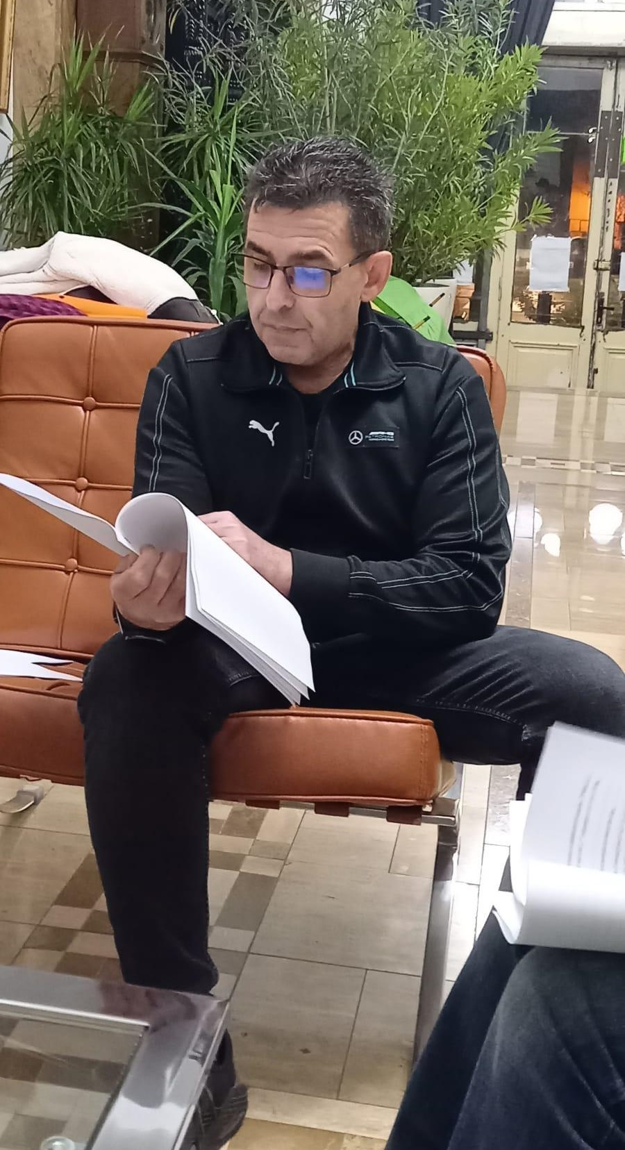 Victor Nicușor Dragomir prezintă două povestiri cu tematici științifice și emoționale