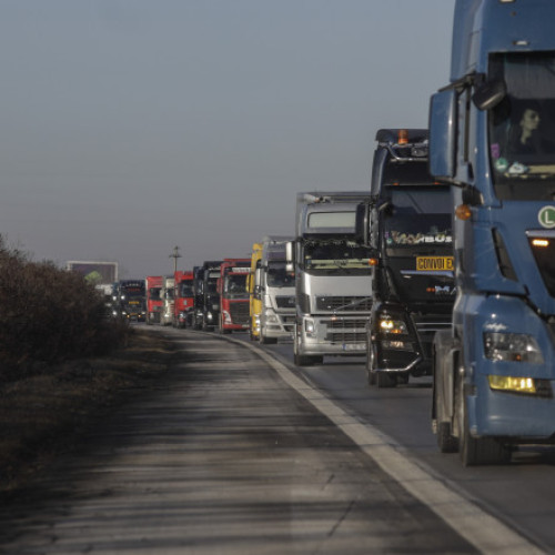 Guvernul aprobă ajutor de stat pentru transportatorii rutieri afectați de creșterea accizelor la motorină
