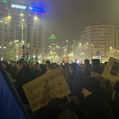 Sute de oameni protestează la Piața Victoriei pentru reforme în justiție