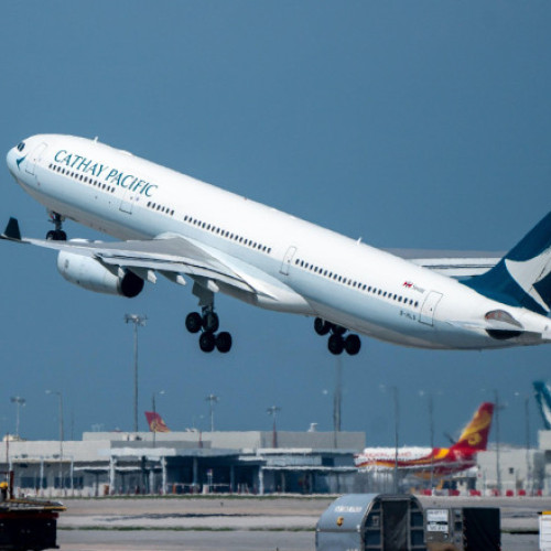 Pasager încearcă să deschidă o ușă în timpul unui zbor Cathay Pacific către Hong Kong