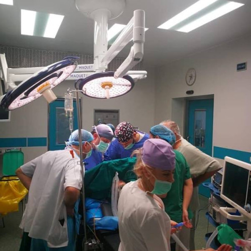 Medici din Bacău au extirpat o tumoră gigant la un adolescent printr-o operație minim invazivă