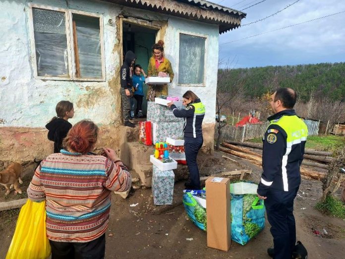 Cinci copii din Vrancea primesc daruri și sprijin de la polițiști în preajma Crăciunului