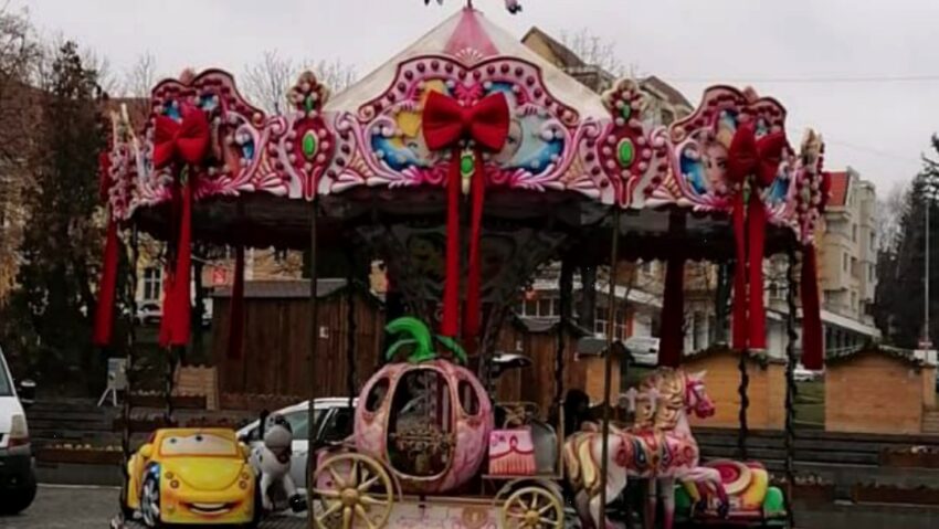 Primăria Sfântu Gheorghe respinge caruselul livrat greșit și închiriază altul pentru sărbători