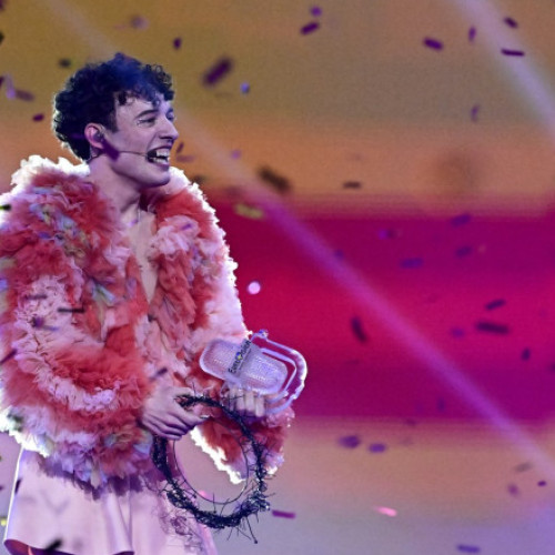 Cântărețul elvețian Nemo vrea să returneze trofeul Eurovision 2024 din cauza participării Israelului