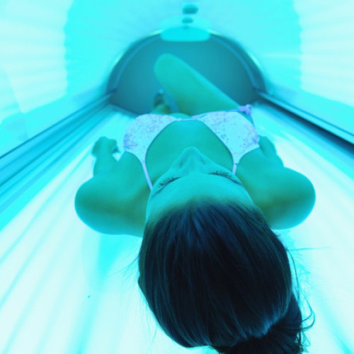 Studiu: utilizarea cabinelor de bronzat triplează riscul de cancer de piele