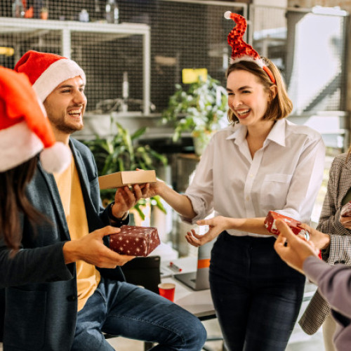 Secret Santa, o tradiție modernă cu rădăcini vechi în sărbătorile de Crăciun