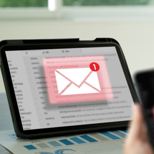 Escrocherii pe TikTok și în mesajele de sărbători: cum ne ferim de atacurile cibernetice