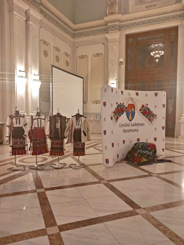 Meșteri din Maramureș au prezentat tradițiile locale în Palatul Parlamentului