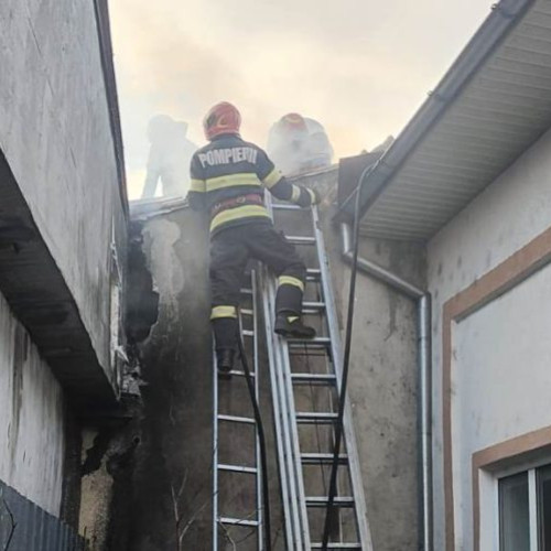 Incendiu la o casă din Focșani, pompierii intervenind în forță