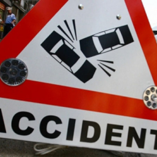 Accident rutier în Săcel: un șofer pierde controlul și lovește un stâlp