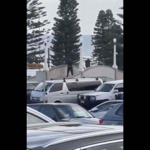 Două persoane arestate după un atac armat pe plaja Bondi din Sydney