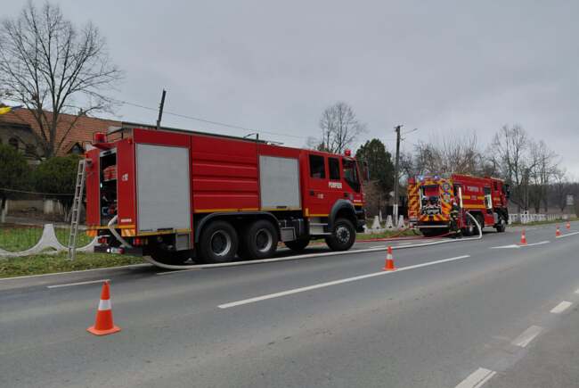 Incendiu la mansarda unui imobil în Timiș, intervenție rapidă a pompierilor