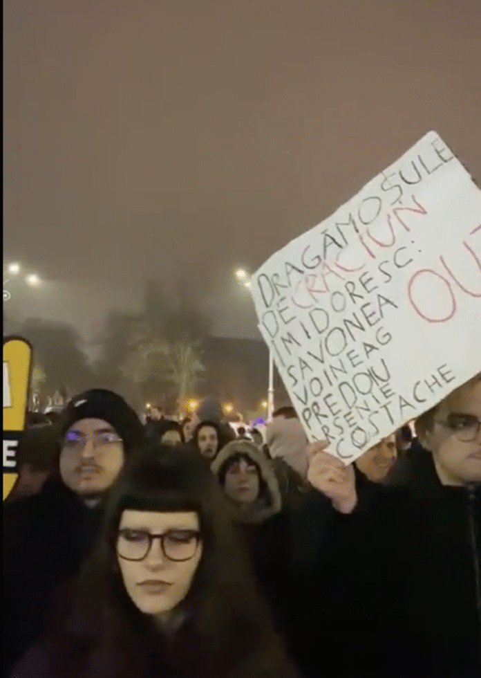 Peste o mie de oameni au protestat duminică pentru o justiție independentă în Piața Victoriei