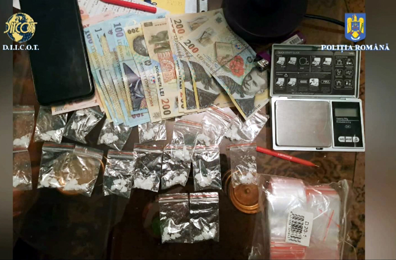 Fiul și tatăl, trimiși în judecată pentru trafic de droguri tip „Cristal” în Brăila