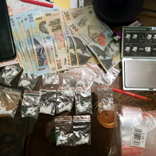 Fiul și tatăl, trimiși în judecată pentru trafic de droguri tip „Cristal” în Brăila