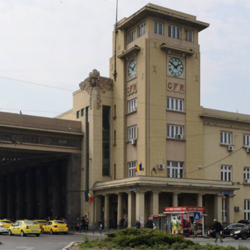 Bărbat amenința să sară de pe acoperișul Gării de Nord din București