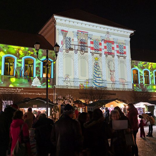 Record de participare la „Desene de lumini” pe fațada Teatrului Tamási Áron din Sfântu Gheorghe