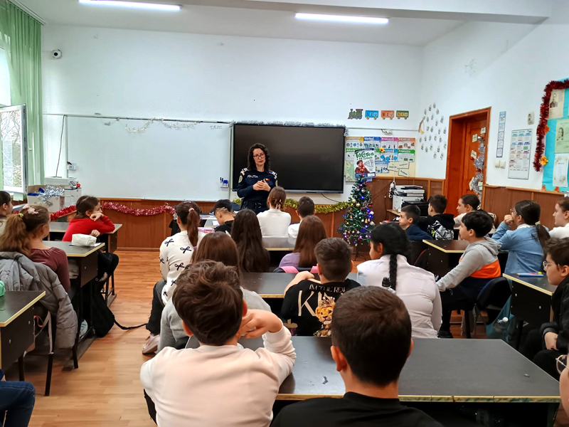Jandarmii și polițiștii au educat elevii din Brăila despre siguranța în școli și online