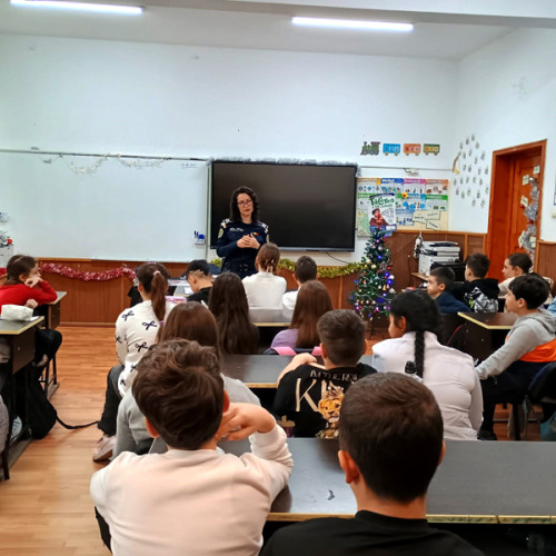 Jandarmii și polițiștii au educat elevii din Brăila despre siguranța în școli și online
