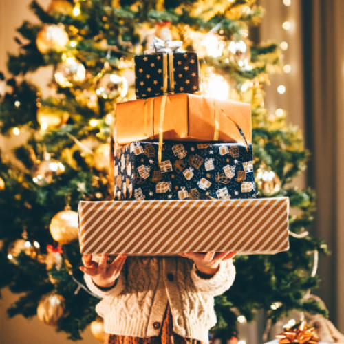 Părinții cheltuiesc tot mai mult pe cadouri scumpe în Sărbători, spun psihologii