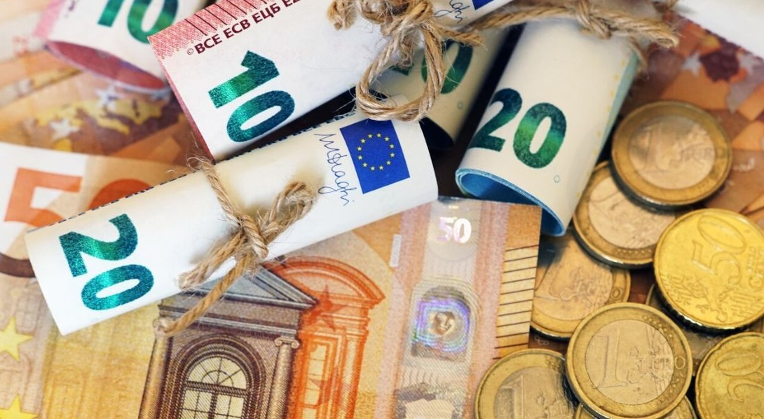 Leul se menține stabil în ciuda presiunilor economice și politice